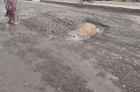 सड़क पर गड्ढों को पाटने के लिए बिछायी गई गिट्टी सड़क पर बिखरी, जानलेवा साबित हो रहा ये सड़क