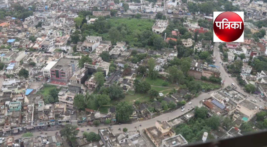 यहां आईएएस आैर आईपीएस अफसराें ने आसमान से कावड़ियाें पर बरसाएं फूल, देखे वीडियाे