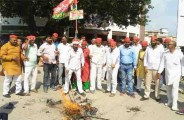 देवरिया कांड के विरोध में सड़क पर उतरे सपाई, फूंका सीएम योगी का पुतला