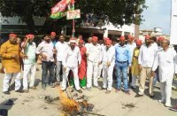 देवरिया कांड के विरोध में सड़क पर उतरे सपाई, फूंका सीएम योगी का पुतला