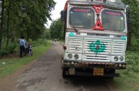 दर्दनाक हादसा : मवेशी चराने के बाद सड़क किनारे थकान मिटा रहे ग्रामीण को ट्रक ने रौंदा