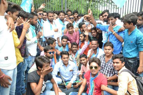 पाठ्यक्रम बंद होने के विरोध में एनएसयूआई ने डिग़्री कालेज में की तालाबंदी, देखें फोटो में