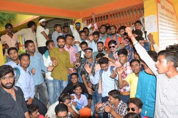 पाठ्यक्रम बंद होने के विरोध में एनएसयूआई ने डिग़्री कालेज में की तालाबंदी, देखें फोटो में
