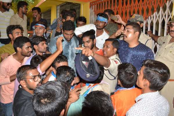 पाठ्यक्रम बंद होने के विरोध में एनएसयूआई ने डिग़्री कालेज में की तालाबंदी, देखें फोटो में