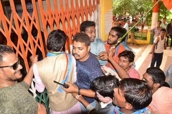 पाठ्यक्रम बंद होने के विरोध में एनएसयूआई ने डिग़्री कालेज में की तालाबंदी, देखें फोटो में