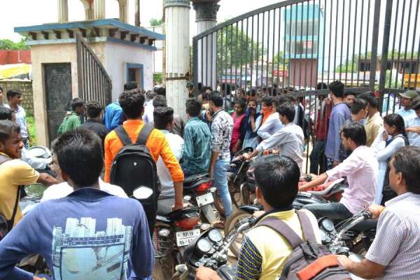 पाठ्यक्रम बंद होने के विरोध में एनएसयूआई ने डिग़्री कालेज में की तालाबंदी, देखें फोटो में