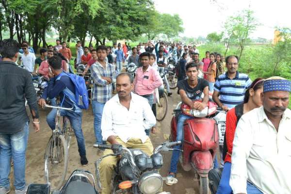 पाठ्यक्रम बंद होने के विरोध में एनएसयूआई ने डिग़्री कालेज में की तालाबंदी, देखें फोटो में