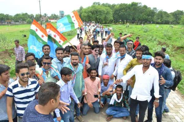 पाठ्यक्रम बंद होने के विरोध में एनएसयूआई ने डिग़्री कालेज में की तालाबंदी, देखें फोटो में