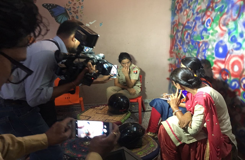 शिप्रापथ थाने की महिला सब इंस्पेक्टर ५ लाख की घूस लेते गिरफ्तार