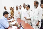 Sp leaders meet Azamgarh DM