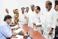 Sp leaders meet Azamgarh DM