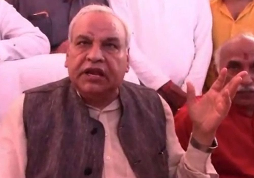 यूपी सरकार के मंत्री की फिसली जुबान, कांग्रेस, सपा, बसपा पर कर दी आपत्तिजनक टिप्पणी