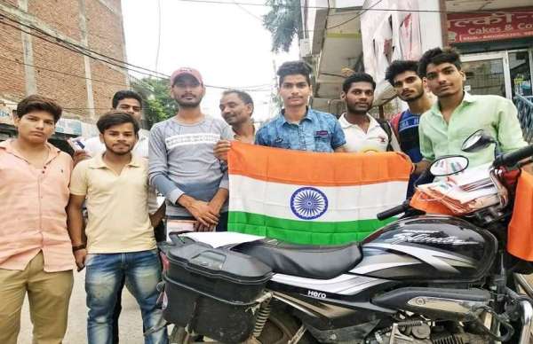 पीएम नरेन्द्र मोदी के हर दिल में तिरंगा घर- घर में तिरंगा अभियान के लिए सड़क पर उतरी भगवा सेना