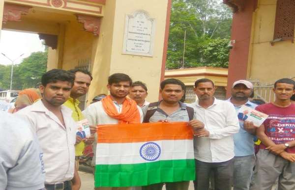 पीएम नरेन्द्र मोदी के हर दिल में तिरंगा घर- घर में तिरंगा अभियान के लिए सड़क पर उतरी भगवा सेना