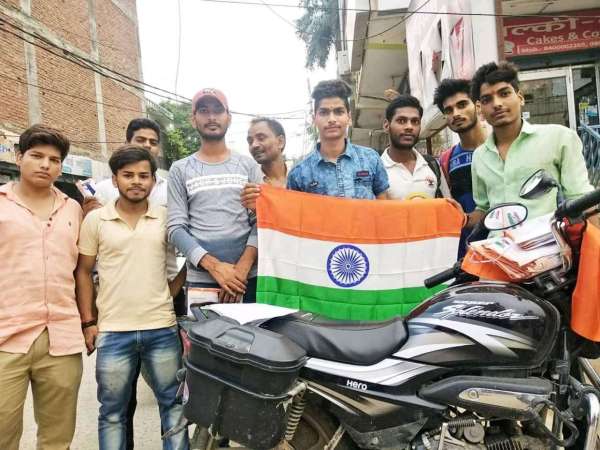 पीएम नरेन्द्र मोदी के हर दिल में तिरंगा घर- घर में तिरंगा अभियान के लिए सड़क पर उतरी भगवा सेना