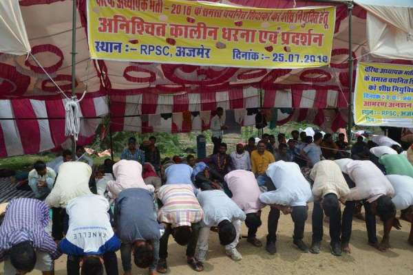 The candidates performed the cock during the hunger strike.