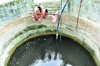 नदी पहले से ही प्रदूषित, अब कुओं तक पहुंचा रासायनिक पानी, ....