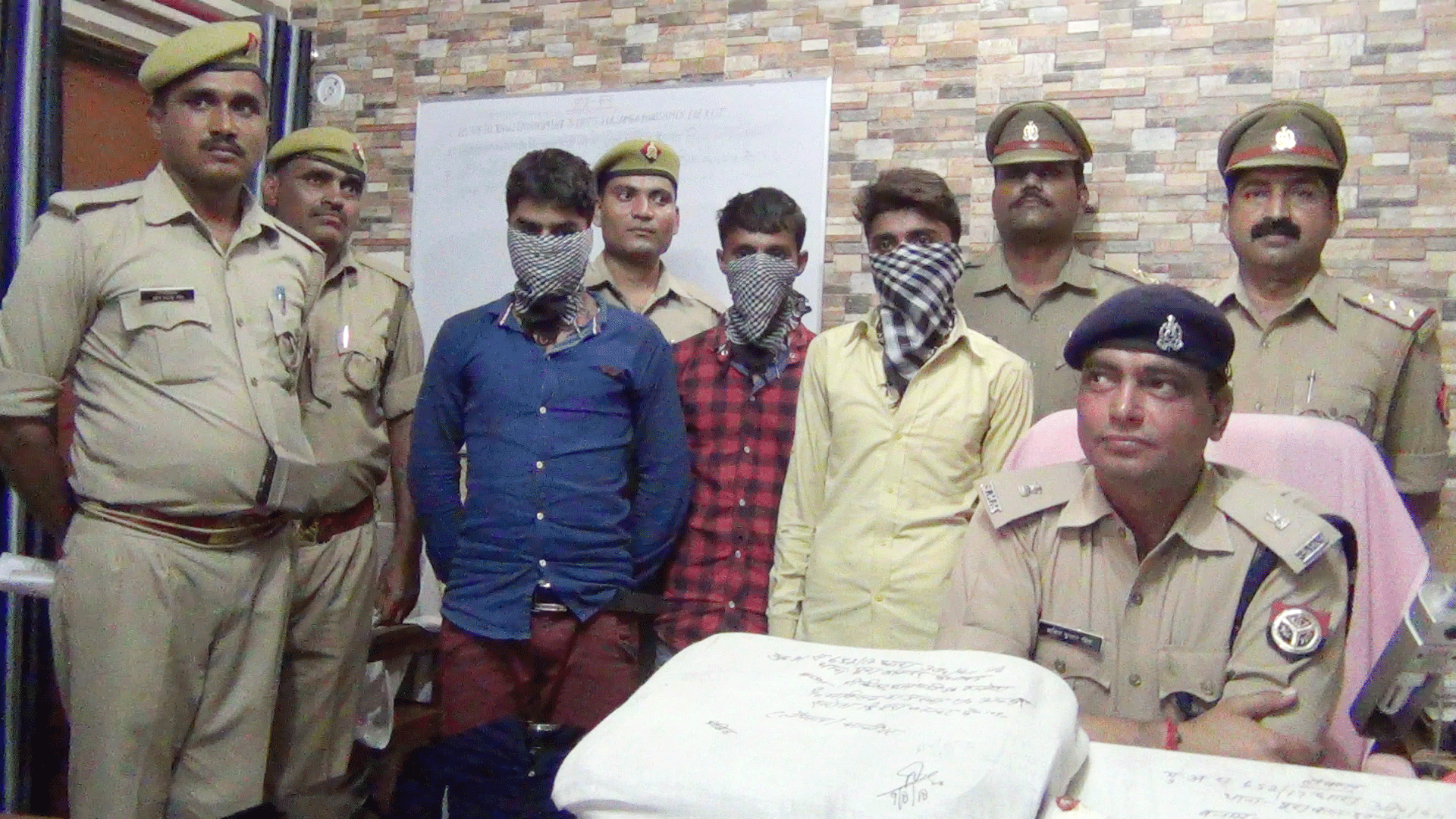 Faizabad police arrest three thieves in Poora Kalandar