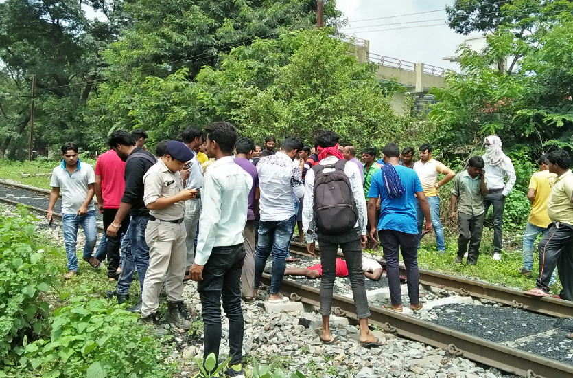 Video- ट्रांसपोर्ट नगर में ट्रेन से कटकर युवक ने की खुदकुशी