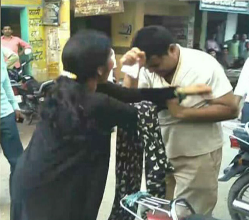 महिला ने भाजपा नेता को पीटा, वीडियो हुआ वायरल