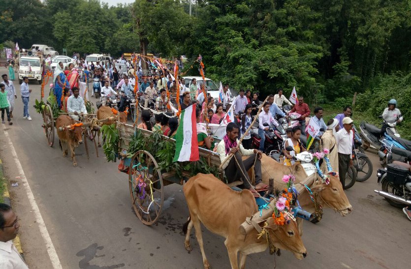 विश्व आदिवासी दिवस पर समाज ने निकाली रैली, देखें वीडियो