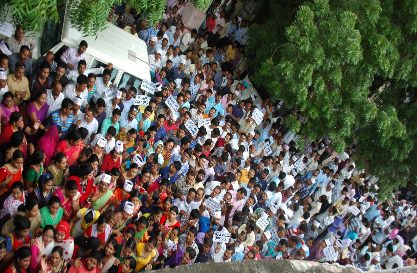 protest against the new pension scheme, teachers of the district