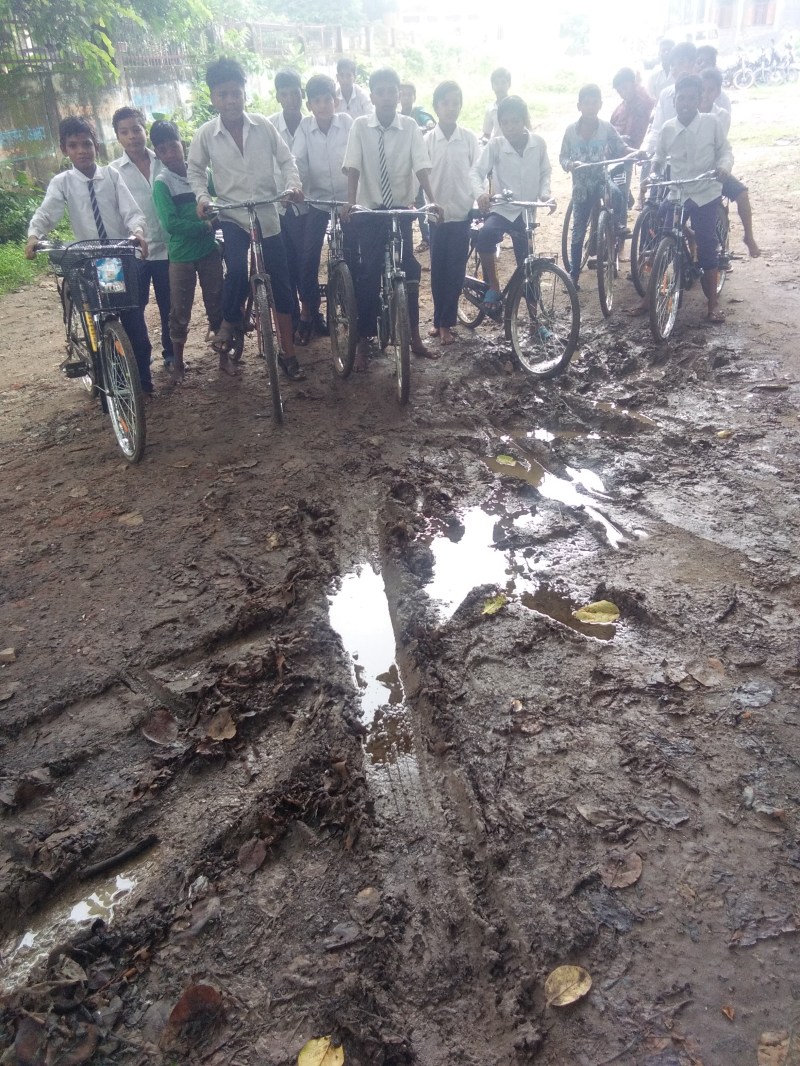 रास्ते में फिसल कर घायल हो रहे बच्चे, सीएमओ को सौंपा ज्ञापन