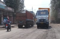 जर्जर और खटारा गाडिय़ां दौड़ रही सड़क पर