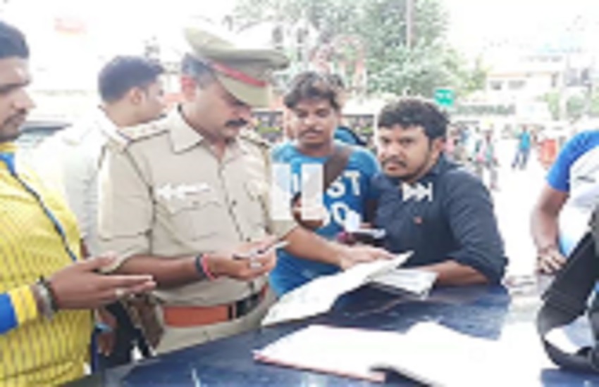 फिर सड़क पर उतरी पुलिस, हेलमेट नहीं पहनने वालों के खिलाफ चला अभियान