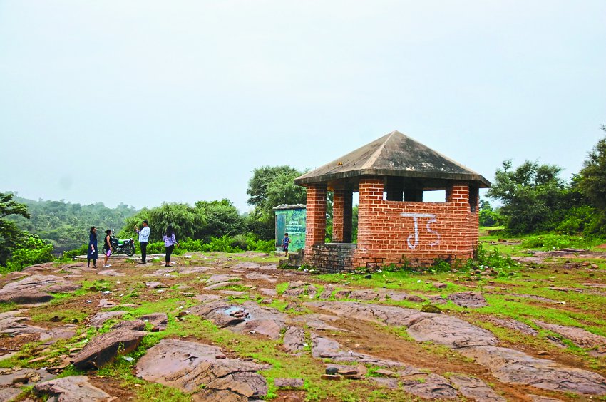 Waterfall of Rahatgarh natural