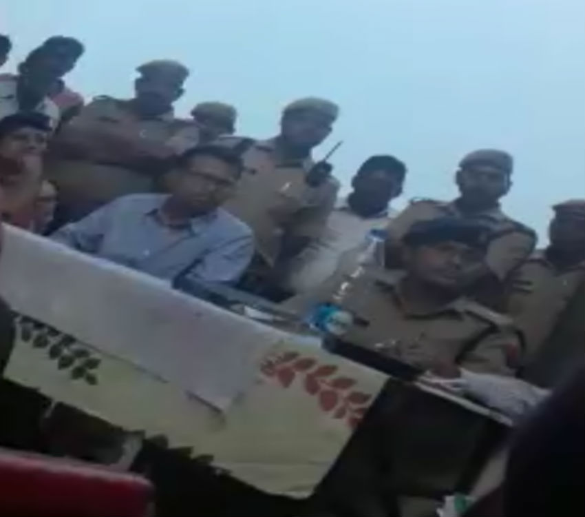 एसपी सिटी कांवड़ियों को धमकाया – अबे सीधा कर देंगे तुम्हें, कांवड़ के चक्कर में जेल चले जाओगे