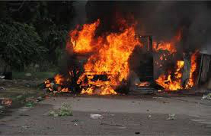 देर रात 5 ट्रकों को किया आग के हवाले