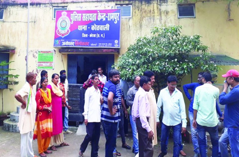 कांग्रेसी पार्षद की पिटाई कर दी। पार्षद ने भी पीटा।