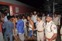 परीक्षा स्पेशल ट्रेन में छात्रों ने मचाई गदर, रेल पुलिस ने दी समझाइस, देखें फोटो में