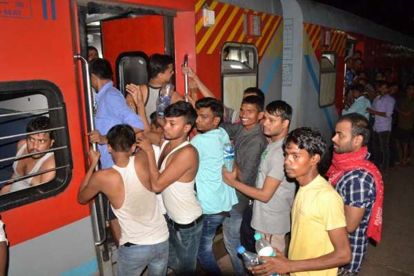 परीक्षा स्पेशल ट्रेन में छात्रों ने मचाई गदर, रेल पुलिस ने दी समझाइस, देखें फोटो में