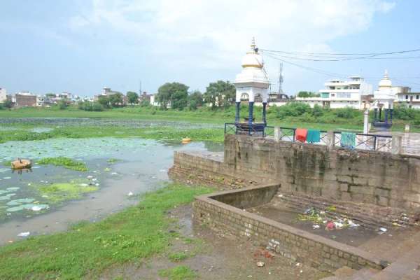 तालाब ने की नगर निगम से पुकार मेरी दुर्दशा दूर करो