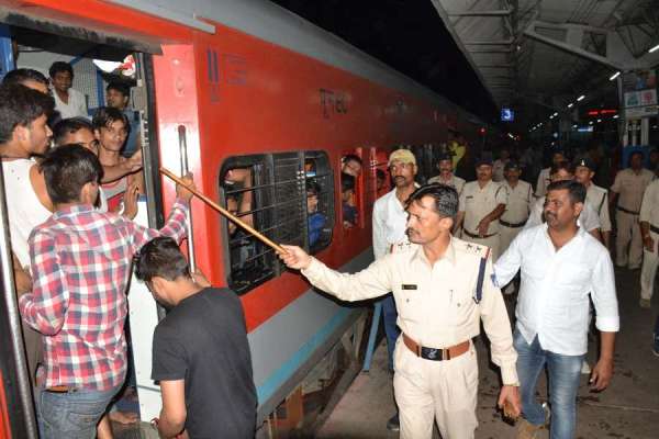 परीक्षा स्पेशल ट्रेन में छात्रों ने मचाई गदर, रेल पुलिस ने दी समझाइस, देखें फोटो में