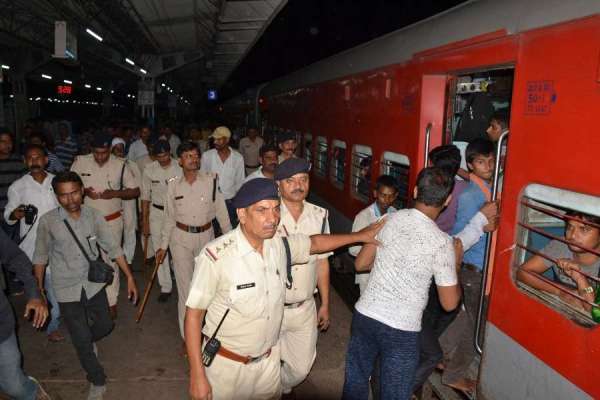 परीक्षा स्पेशल ट्रेन में छात्रों ने मचाई गदर, रेल पुलिस ने दी समझाइस, देखें फोटो में