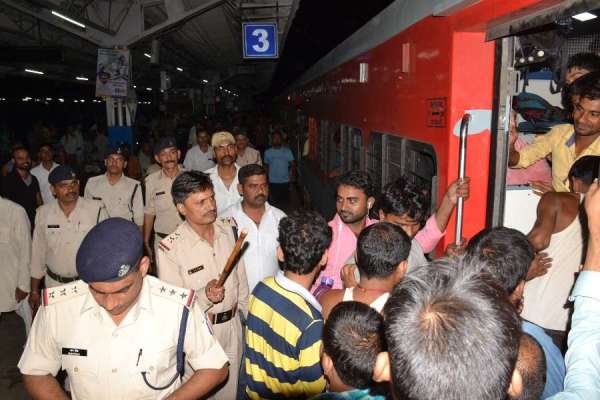 परीक्षा स्पेशल ट्रेन में छात्रों ने मचाई गदर, रेल पुलिस ने दी समझाइस, देखें फोटो में