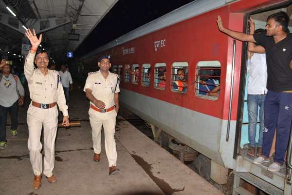 परीक्षा स्पेशल ट्रेन में छात्रों ने मचाई गदर, रेल पुलिस ने दी समझाइस, देखें फोटो में
