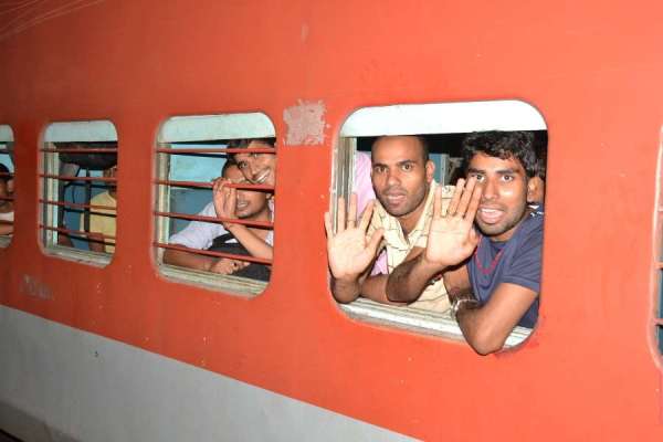 परीक्षा स्पेशल ट्रेन में छात्रों ने मचाई गदर, रेल पुलिस ने दी समझाइस, देखें फोटो में