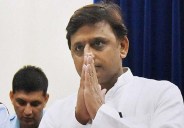 akhilesh Yadav flag off girls for Paidal March with Samajwadi sandesh