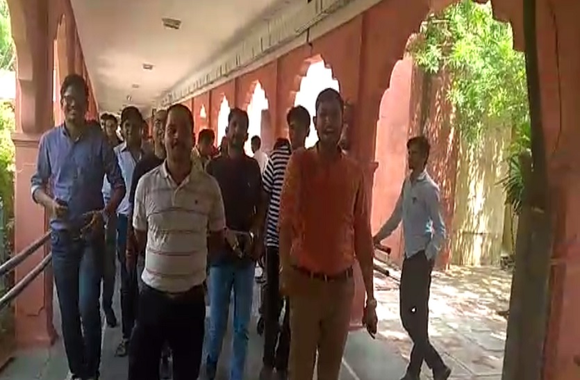 स्कूल शिक्षा में पदों की कटौती का मंत्रालयिक कर्मचारी कर रहे विरोध
