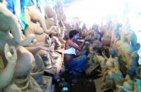 स्थानीय मूर्तिकार भी अपना जौहर दिखाने का भरपूर प्रयास करते हैं