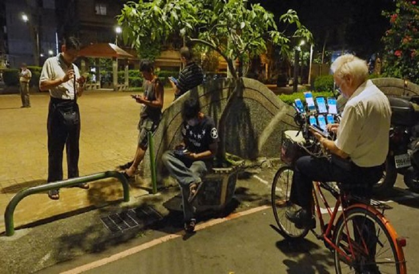 man carries 11 smartphones play pokemon go becomes internet sensation