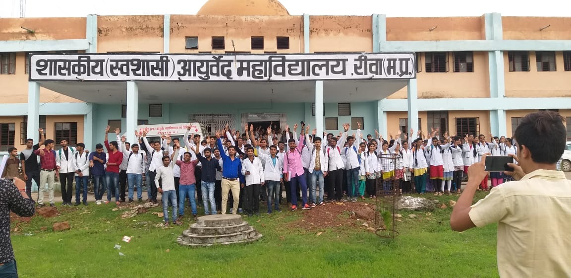 Junior doctor of Ayurveda College of Rewa on strike
