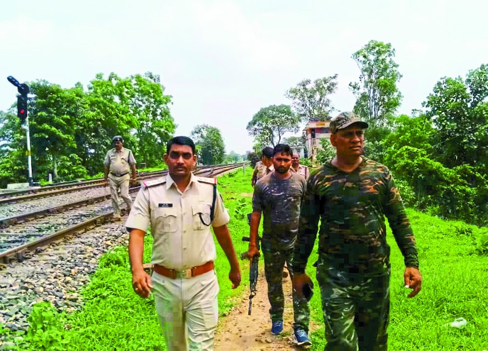 Dacoits looted guard in goods train at bansapahar railway station