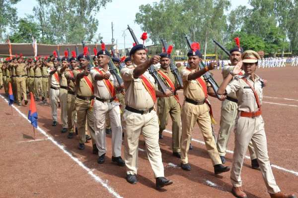 पुलिस परेड ग्राउंड में हुई फाइनल रिहर्सल, फोटो में देखिए स्वतंत्रता दिवस की तैयारी