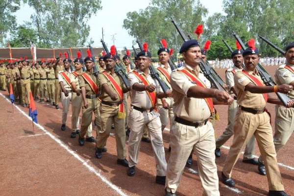 पुलिस परेड ग्राउंड में हुई फाइनल रिहर्सल, फोटो में देखिए स्वतंत्रता दिवस की तैयारी
