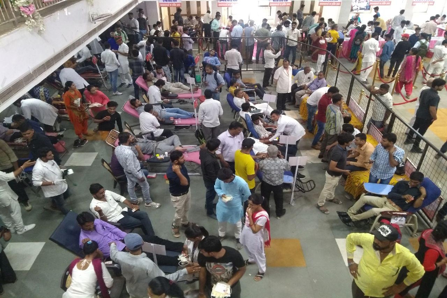 छात्रों ने मिल संस्था अध्यक्ष के जन्मदिवस पर किया रक्तदान, भेंट की एम्बुलेंस